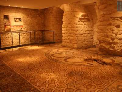 Rappresenta un vero e proprio capolavoro il �mosaico di Timoteo�, un pregiato pavimento realizzato con piccole tessere policrome, costituito da un vasto campo centrale, con motivo a scaglie, racchiuso da una cornice decorata con animali acquatici e pesci